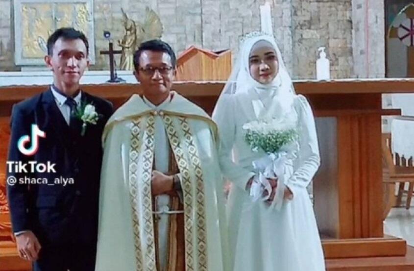 Wanita Berhijab Menikah di Gereja