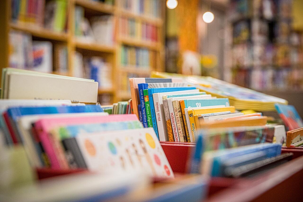 10 Rekomendasi Toko Buku Terlengkap di Shopee untuk Kamu yang Suka Baca