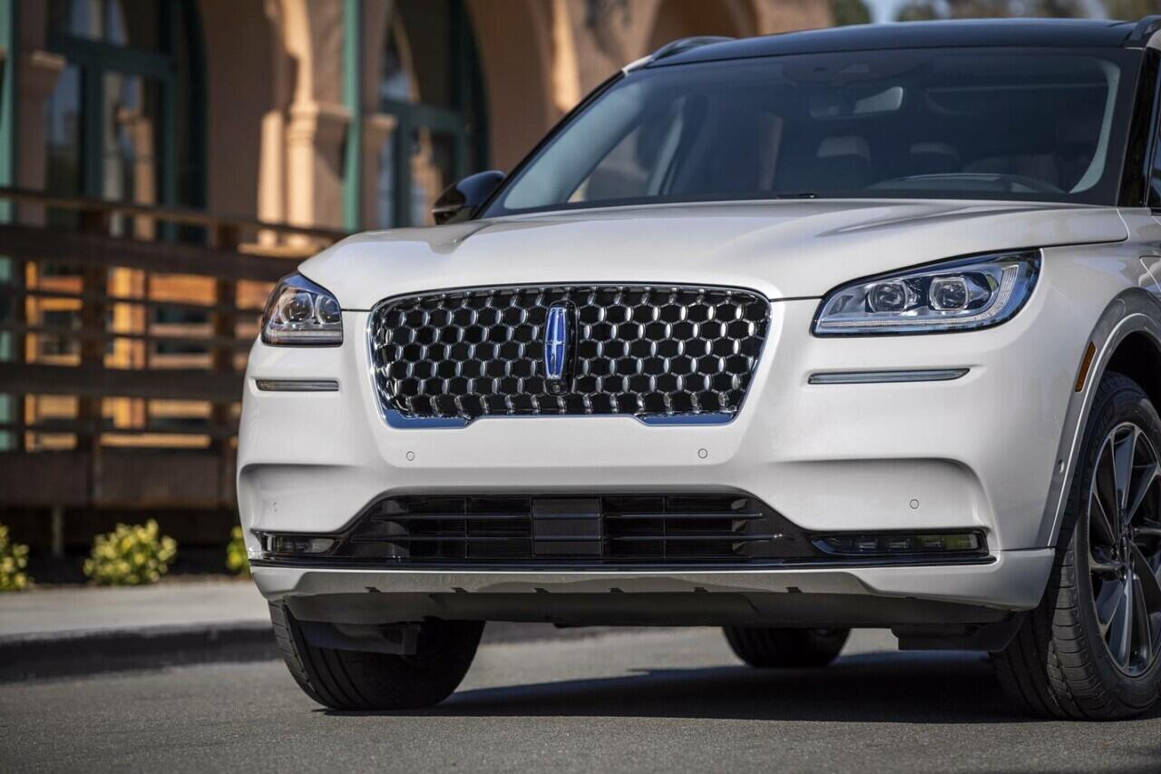 2021 Lincoln Corsair Grand Touring Cross Breed SUV Gets 25 Miles of EV Extend
