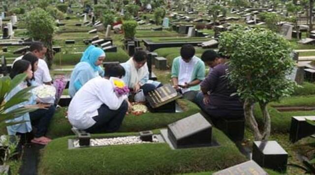 Geger Video Seorang Bocah Geber Motor di Area Makam, Pahami Ini Dia Adab Ziarah Kubur