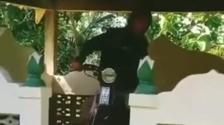 Geger Video Seorang Bocah Geber Motor di Area Makam, Pahami Ini Dia Adab Ziarah Kubur