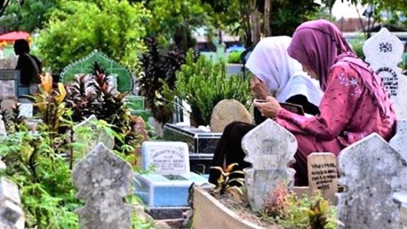 Geger Video Seorang Bocah Geber Motor di Area Makam, Pahami Ini Dia Adab Ziarah Kubur