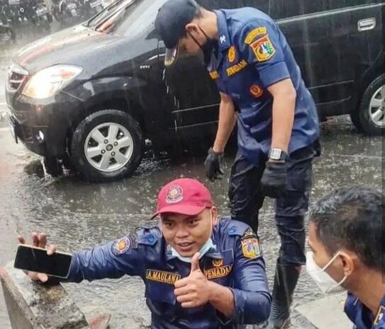 Beginilah Petugas yang Diinginkan Masyarakat! 'satsetsatset' Tanpa 'dakdekdakdek'