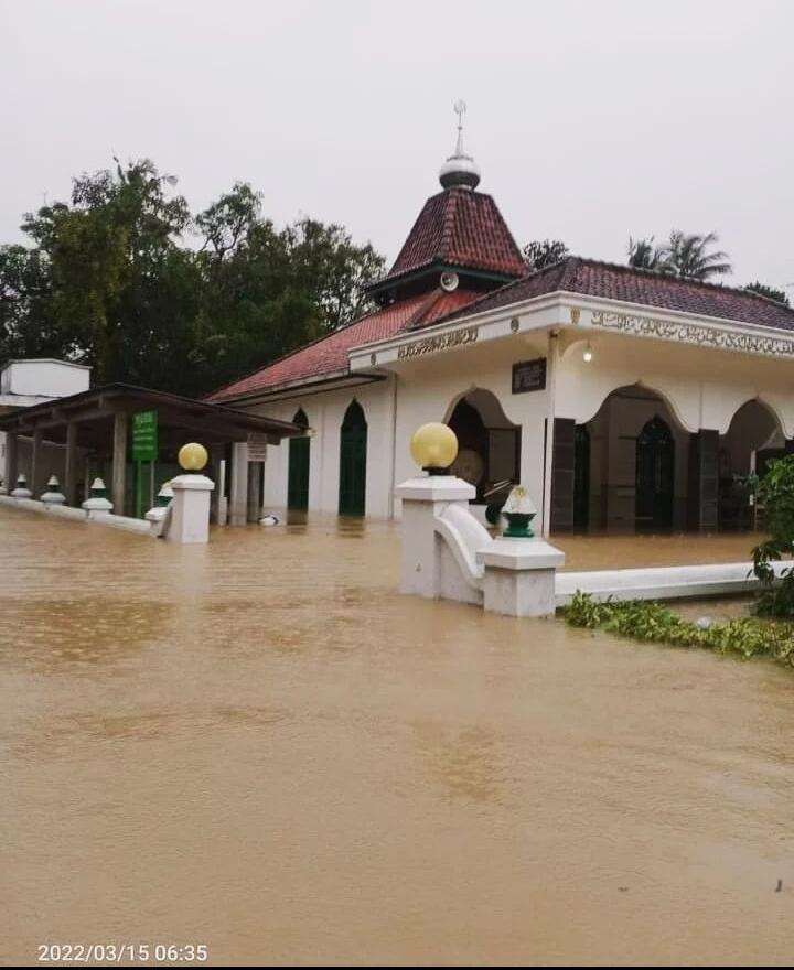 Banjir Kebumen - Purworejo : Drama Evakuasi Sapi sampai Lalu Lintas Macet