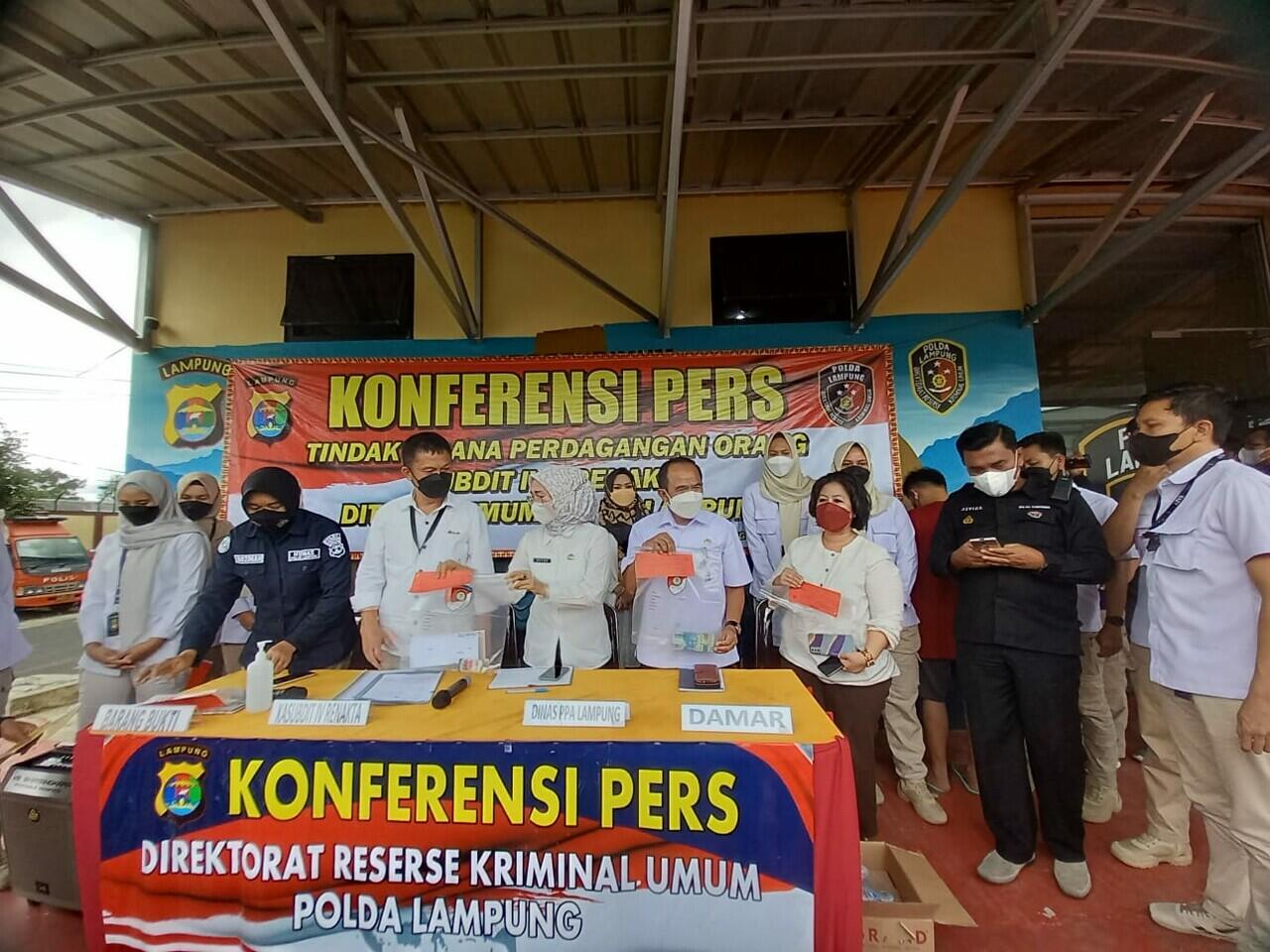 Tawarkan Wanita Penghibur melalui Aplikasi MiChat, Mucikari Diamankan Polisi