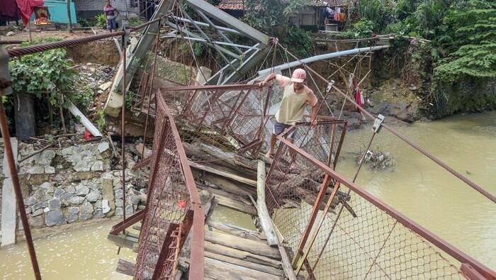 Infrastruktur Belum Merata, Warga NTT Harus Seberangi Sungai Saat Akan Makamkan Orang