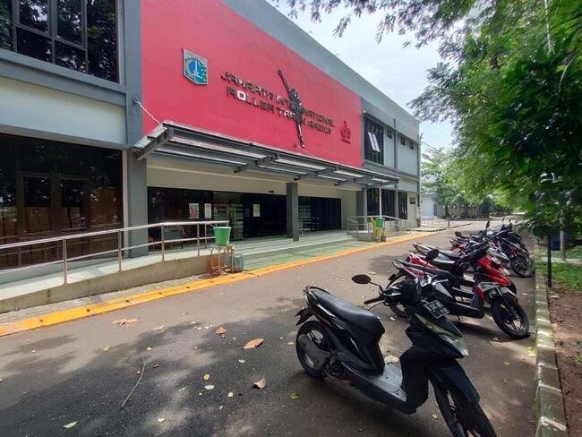Sudah Sebulan, Atap Arena Sepatu Roda Internasional Jakarta Masih Bocor