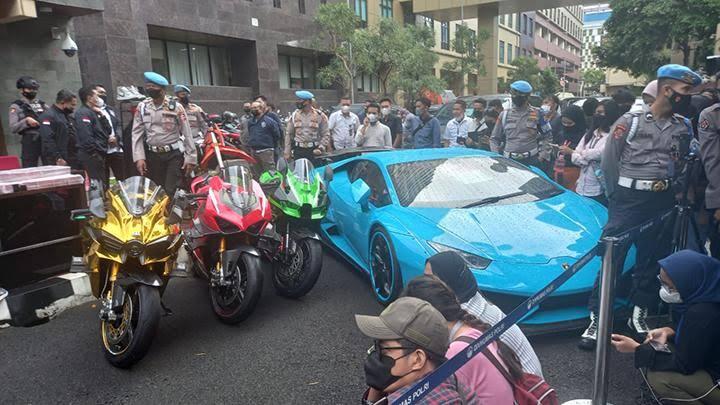 Misteri 'CRAZY RICH' Dadakan, Dulu Jualan HP Bekas 250ribu, Kini Punya Lamborghini !