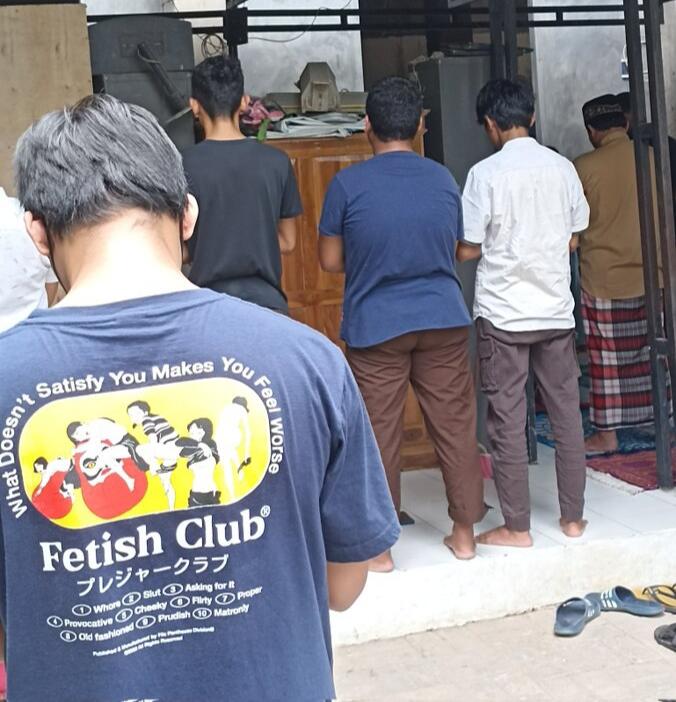 Serba-serbi Orang Nyeleneh Sholat, Bikin Ngakak Gan