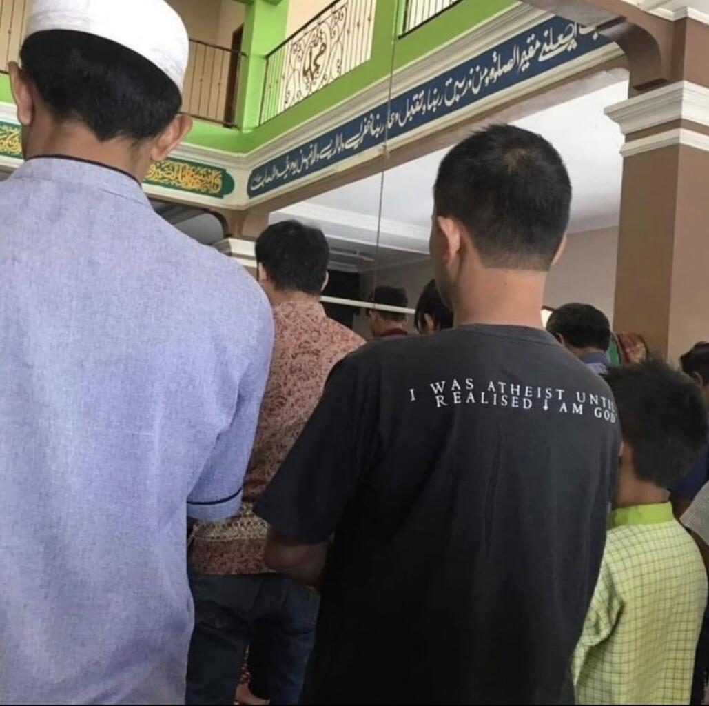 Serba-serbi Orang Nyeleneh Sholat, Bikin Ngakak Gan