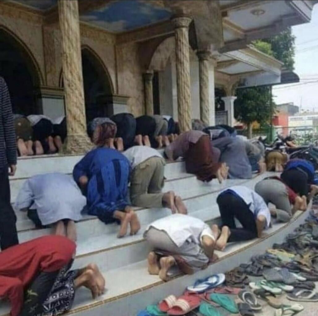 Serba-serbi Orang Nyeleneh Sholat, Bikin Ngakak Gan