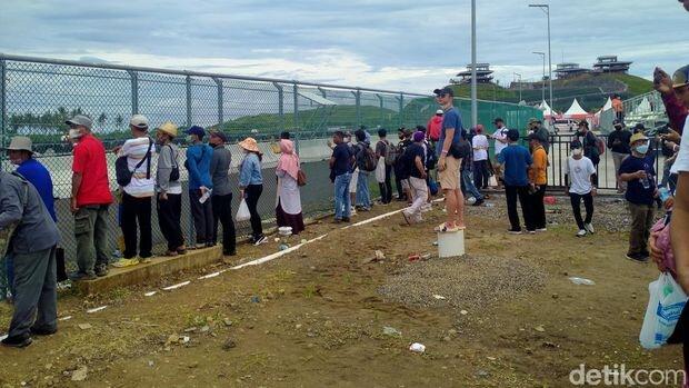 Beli Tiket MotoGP Mandalika, Ada Warga Lokal Tetap Nonton di Balik Pagar