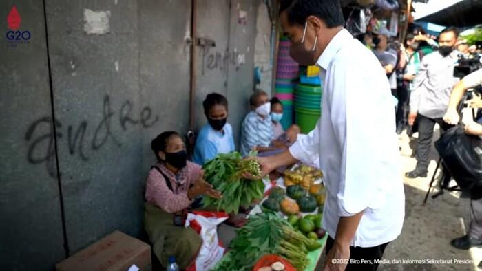 Jokowi Beli Daun Singkong di Pasar Penfui Kupang: Seribu? Mahal Banget