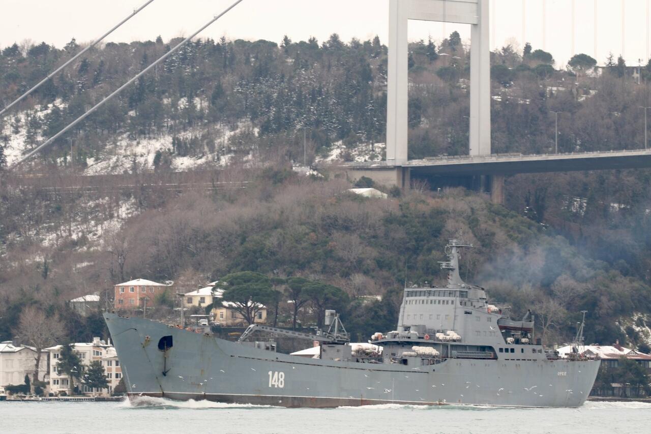 Tersengat Rudal Balistik, Kapal Alligator Class Rusia Terbakar di Pelabuhan Berdyansk