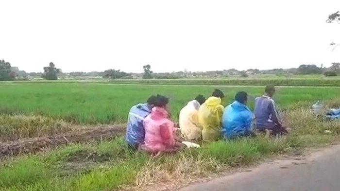 Viral Buruh Tani Salat Berjamaah di Pinggir Sawah di Boyolali, Terungkap Faktanya