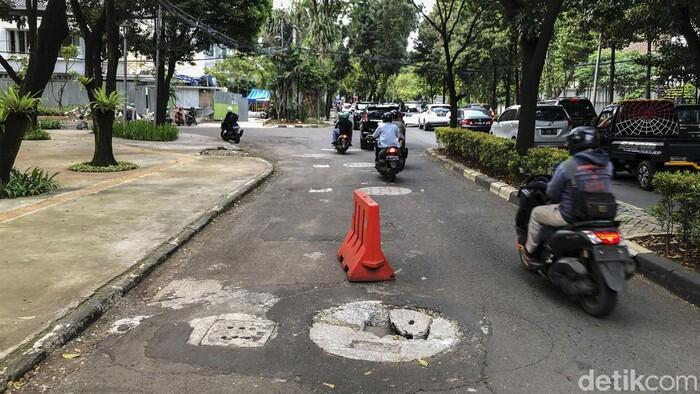 ( Parah ) Sumur Resapan di Jalan Pattimura Ambles dan Bahayakan Pengendara 