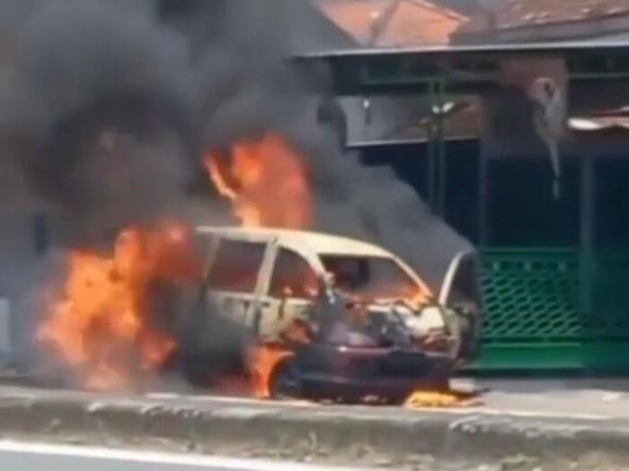 Viral Minibus Terbakar Hebat !!! Gara gara apa yaaa? hm