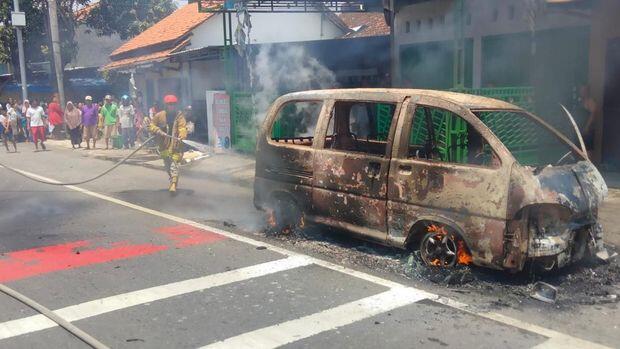 Viral Minibus Terbakar Hebat !!! Gara gara apa yaaa? hm