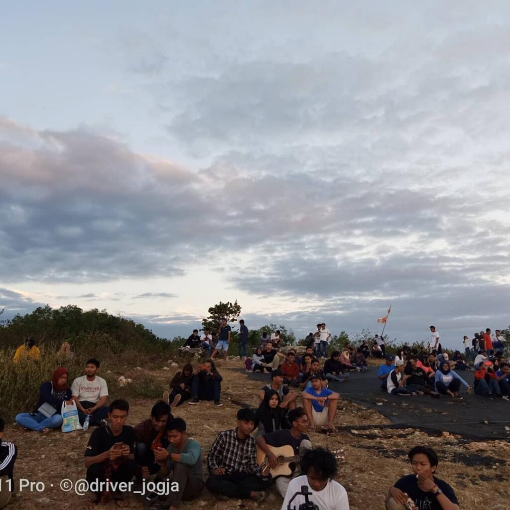 Bikin Bangga Indonesia: Paralayang Watugupit, Sunsetnya Bikin Para Jomblo Iri 
