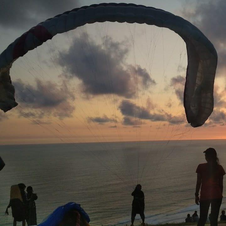 Bikin Bangga Indonesia: Paralayang Watugupit, Sunsetnya Bikin Para Jomblo Iri 
