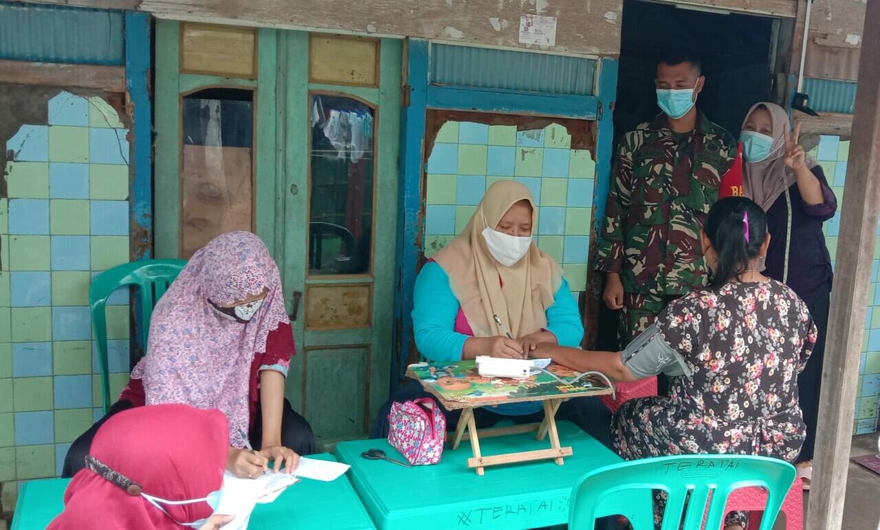 Berita Hari Ini : Babinsa Morodemak Jalin Silaturahmi Dengan Kader Kesehatan