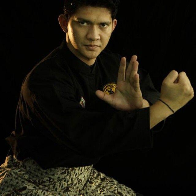 Setelah kalah melawan Azka, Vicky Prasetyo menantang Iko Uwais untuk adu Tinju.