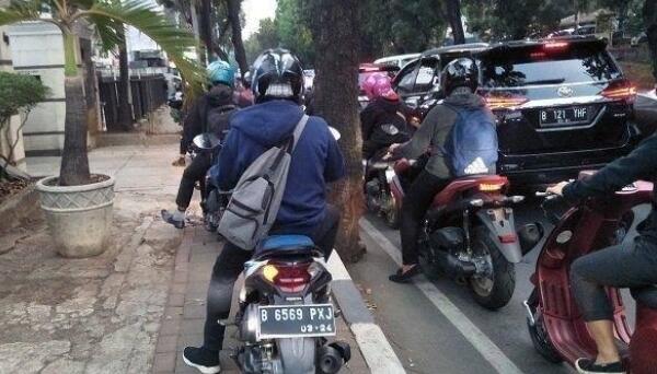 Tips, Sabar Berkendara Kena Macet Saat Sedang Berpuasa