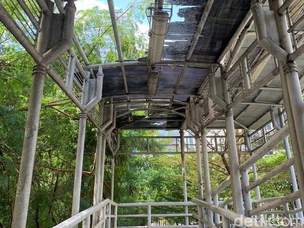 Masih Ada Jebol di Atap JPO Dukuh Atas 1, Perbaikan Belum Berlanjut