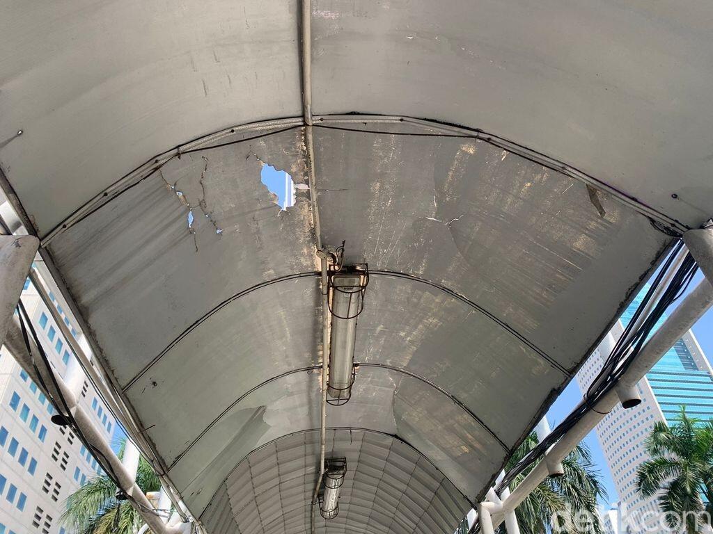 Masih Ada Jebol di Atap JPO Dukuh Atas 1, Perbaikan Belum Berlanjut