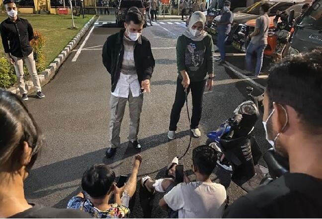 Mencoba Kabur Saat Ditangkap Polisi, 2 Begal Bersenjata Tajam Ditembak