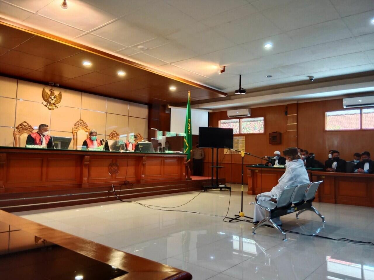 Penampakan BAHAR Smith Dihadirkan di Persidangan Kasus Penyebaran Berita Bohong