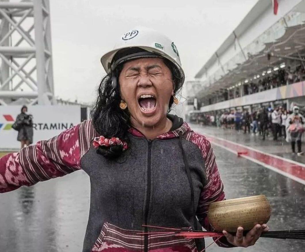 Mbak Rara Sang Pawang Hujan MotoGP Mandalika Ternyata Seorang Penghayat Kepercayaan


