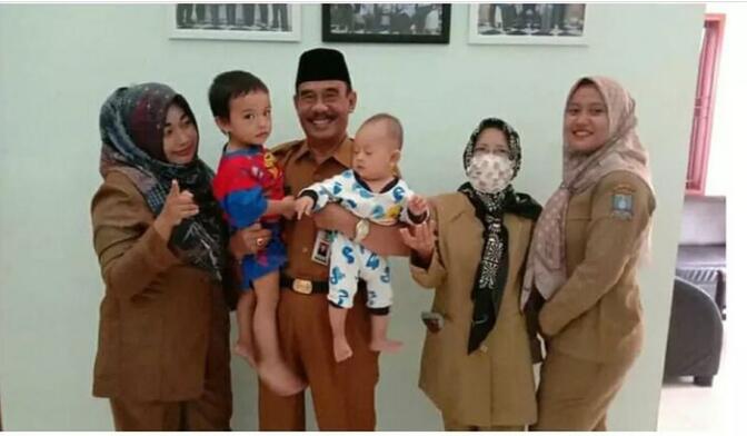 Dua Orang Balita Dibuang di Depan Pabrik, Bukti Ada Orang Tua Durhaka Pada Anak