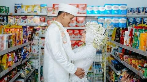 Bosan Berfoto di Depan Dekorasi, Pasangan Penganten ini Lakukan Sesi Foto di Kuburan