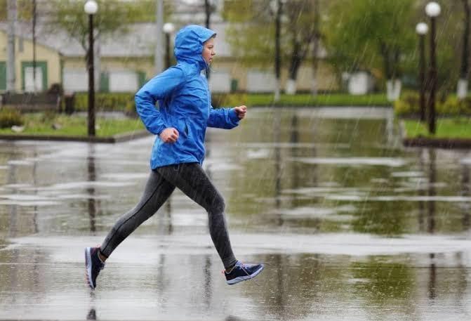 Ketika Terjebak Hujan, Pilih Lari, Jalan Atau Melipir Ke Warung Kopi?