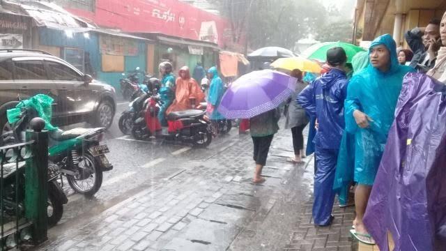 Ketika Terjebak Hujan, Pilih Lari, Jalan Atau Melipir Ke Warung Kopi?