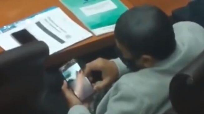 Viral Anggota Nonton Video Porno, Akun DPR Digeruduk Warganet: Tolong Share Link