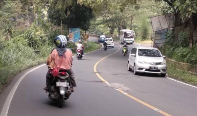 Pengemudi Pemula Wajib Tahu Ini Ketika Masuk Jalan(Kampung) Tidak Ada Garis Markanya