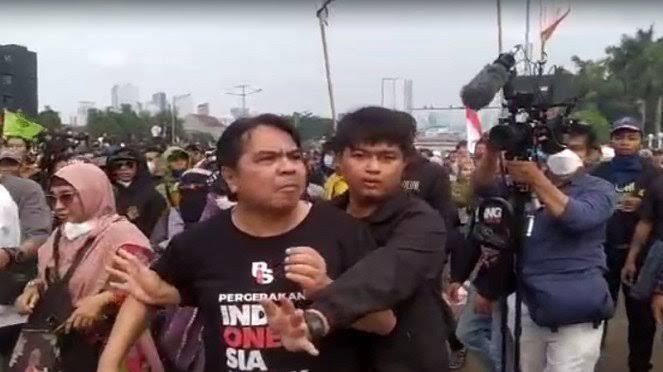 Ade Armando, Dianggap Pendukung Jokowi Babak Belur Dipukuli Massa!