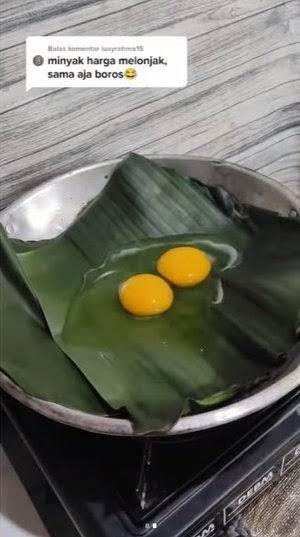 Minyak Goreng Mahal, Yuk Masak Telor Pakai Daun Pisang!