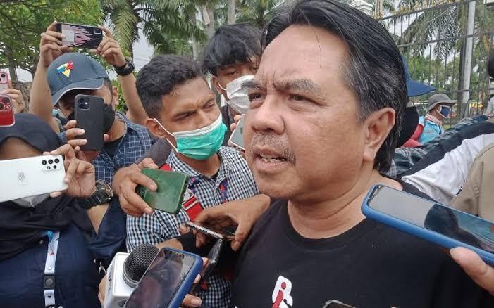 Gara-Gara Emak-Emak Ikut Demo, Ade Armando Habis Digebuki Massa!