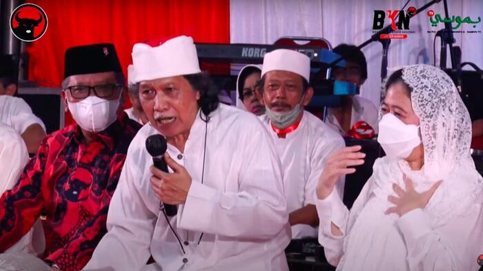 Sentilan Cak Nun 'Presiden Belum Tepat' Saat Duduk di Samping Puan