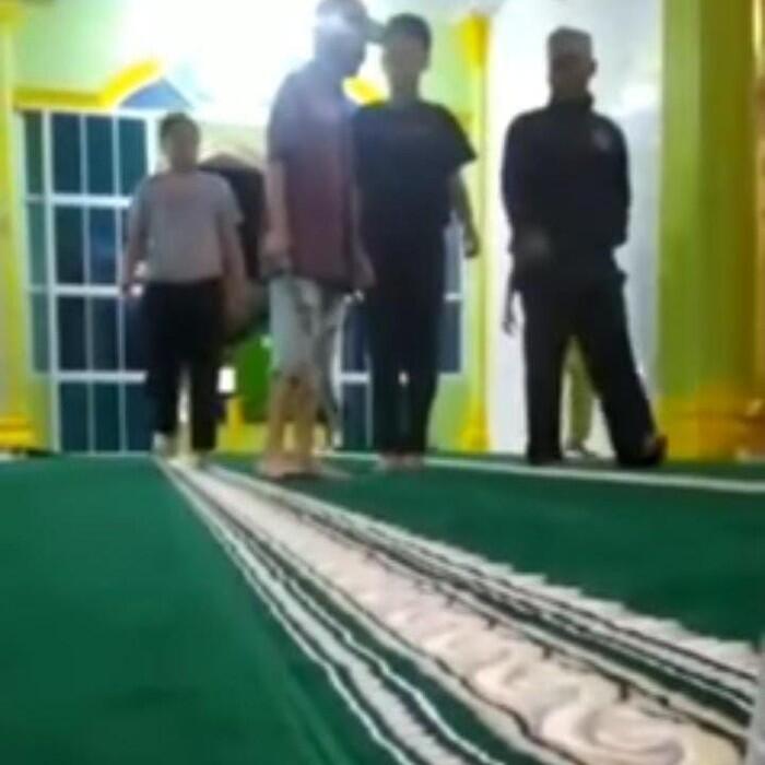 Terganggu Suara Toa Bangunkan Sahur, Pria di Batam Bawa Parang ke Masjid