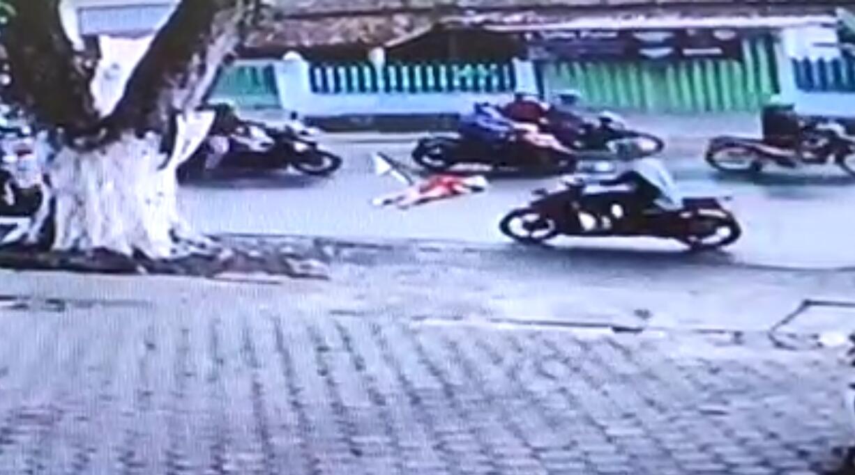 Buat Heboh, ODGJ Tidur di Tengah Jalan