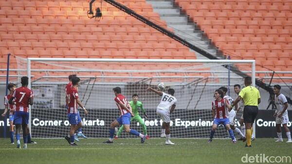 Jelek! Kebiasaan Masyarakat Kita Terlihat di Friendly Match Lawan Atletico Madrid
