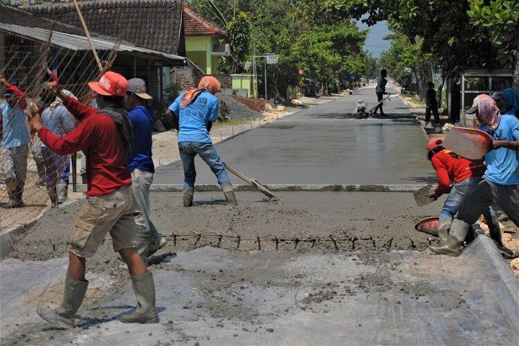 Kesal Jalan Rusak Tak Kunjung Diperbaiki, Pengusaha Ini Keluarkan 2.8 Miliar