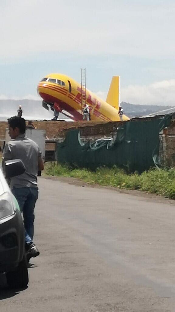 Duh, Pesawat Kargo DHL Patah Dua Setelah Tergelincir Saat Mendarat Darurat