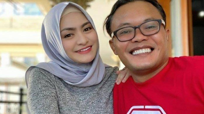 Mengapa Istri Komedian Cantik-cantik, Bukti Wanita Mencintai dari Hati?