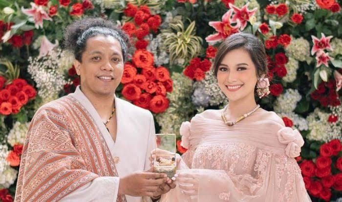 Mengapa Istri Komedian Cantik-cantik, Bukti Wanita Mencintai dari Hati?