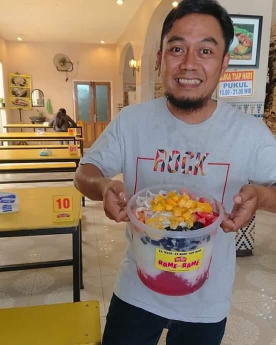 Penjual es buah ini awalnya diremehkan